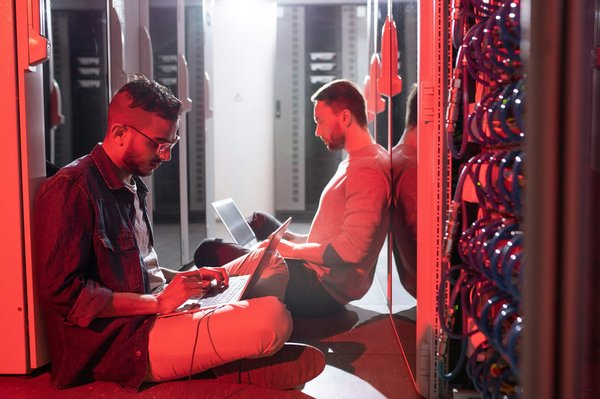 What are the best configurations for setting up a dual-monitor system with a Dell UltraSharp U2720Q on a MacBook Pro for graphic design?